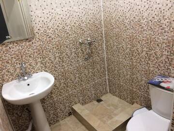 Фото номера Двухместный номер с двуспальной кроватью и дополнительной кроватью Гостевой дом Bereg Morya Guest House г. Machara 6